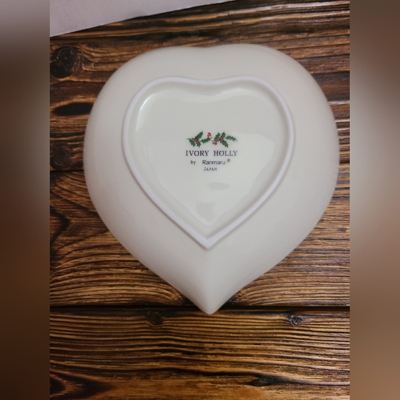 Ranmaru Japan Ivory Holly Heart Shaped Holiday Dish - Picture 2 of 2